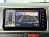 【バックガイドモニター】車両後方の映像をナビ画面に表示し、駐車などの後退操作をサポートします。