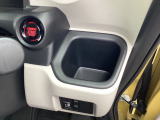 運転席、助手席には便利なカップホルダーを装備しています。