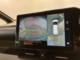 【パノラミックビューモニター】映像で、見づらい車両周辺の確認をアシスト。クルマを真上から見ているような映像を表示。 運転席から確認しにくい車両周囲の状況を把握。