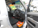 運転席はドライバーがリラックスして運転できるようになっています!ぜひ一度ご来店し座ってみてください!
