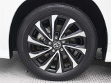 17インチアルミホイール(切削光輝+ブラック塗装)が装着されています。タイヤサイズ205/55R17