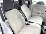運転席まわりには十分なスペースがあり、大柄な方でもゆったり運転していただける環境です。