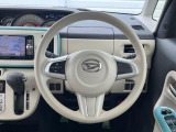 インテリアに合わせたデザインのステアリングは、運転される方のことも考え、運転しやすい形状、大きさです。是非一度、実際に触ってお確かめください。