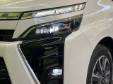 【LEDヘッドライト】悪天候や夜間走行時も良好な視界を確保し安心して運転できる高輝度LEDヘッドライトを装備!点灯速度が早く、消費電力も抑えられています。