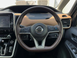【純正革巻きステアリング】上質な革を使用することで、手にしっかり馴染みとても運転しやすいハンドルです♪