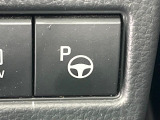 【アドバンストパーク】専用スマートフォンアプリの使用で、車外から遠隔駐車・出庫が可能な先進機能。広い場所で乗り降りしたい時に便利です♪