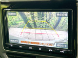 【バックカメラ】駐車時に後方がリアルタイム映像で確認できます。大型商業施設や立体駐車場での駐車時や、夜間のバック時に大活躍!運転スキルに関わらず、今や必須となった装備のひとつです!
