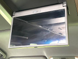 【13型有機ELフリップダウン】三列目からでも迫力のエンタメが観れる大画面フリップダウン。有機ELのモニターでは、一般的なフリップダウンよりも高コントラストでキレイな映像を楽しめます。