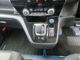 シフトレバーがステアリングに近く運転しやすく、足元もスッキリします
