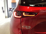 CX-5のテールライトは、シャープで横長の鋭いデザインが特徴です。