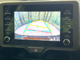 【バックカメラ】駐車時に後方がリアルタイム映像で確認できます。大型商業施設や立体駐車場での駐車時や、夜間のバック時に大活躍!運転スキルに関わらず、今や必須となった装備のひとつです!