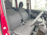 運転席まわりには十分なスペースがあり、大柄な方でもゆったり運転していただける環境です。