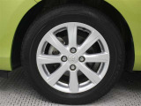 メーカーオプションの15インチアルミホイールを装着しています。タイヤサイズ175/65R15