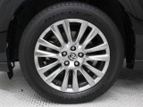 スーパークロムメタリック塗装された18インチアルミホイールが装着されています。タイヤサイズ235/55R18