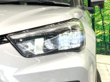 【LEDヘッドライト】悪天候や夜間走行時も良好な視界を確保し安心して運転できる高輝度LEDヘッドライトを装備!点灯速度が早く、消費電力も抑えられています。