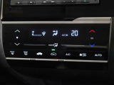 車内を快適に、オートエアコンを装備しています。