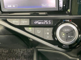 【オートエアコン】一度お好みの温度に設定すれば、車内の温度を検知し風量や温度を自動で調整。暑い&hellip;寒い&hellip;と何度もスイッチ操作をする必要はありません。快適な車内空間には必須の機能ですね♪
