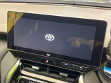 【12.3インチワイドナビ】高級感とインパクトのある大型ワイドナビを装備。各種オーディオ操作はもちろん、横長ワイド画面でのマップ2分割表示など、利便性も高いナビです♪