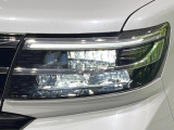【LEDヘッドライト】悪天候や夜間走行時も良好な視界を確保し安心して運転できる高輝度LEDヘッドライトを装備!点灯速度が早く、消費電力も抑えられています。