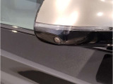 【BMWミラー】視認性の高いスタイリッシュなミラー。自動防眩機能も付いており夜間のドライビングをサポートします。