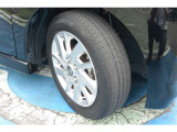 日産純正アルミホイール。タイヤサイズは155/65R14インチです。
