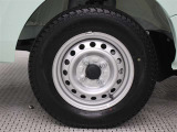 12インチのスチールホイールが装着されています。タイヤサイズ145/80R12