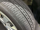 ホイールの状態やタイヤ溝の残り具合は、安全性や維持費にも関わる重要なポイントです。写真にて現状をご確認いただけますが、気になる点や詳細については、お気軽にお問い合わせください。