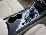 運転席と助手席の間には、ドリンクホルダーが2つございますので、ドライブを楽しみながらゆっくりとおくつろぎください。