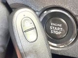 【キーレススタートシステム】カバンやポケットに入れたままでもドアの施錠・解錠が可能なスマートキーを装備。エンジンのオン・オフ時もカギを取り出す必要が無いからとっても便利です♪
