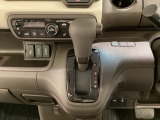 CVT車のセレクトレバーです。低速から高速まで、変速ショックのないスムーズな走りを実現するとともに、エンジン効率のよい領域を維持することで燃費にも貢献します。