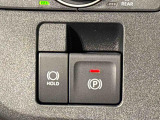指先だけで簡単に操作が可能な電動パーキングブレーキを採用。「HOLD」スイッチを押すと、渋滞や信号待ちなどでブレーキペダルから足を離しても、ブレーキを保持するので安心です