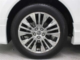 19インチアルミホイール(スーパークロームメタリック塗装)が装着されています。タイヤサイズ225/55R19