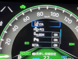 【ブラインドスポットモニター】後側方から接近する車両を検知。 衝突の危険があると判断した場合、ドアミラー表示や警報音でドライバーに注意を促します。
