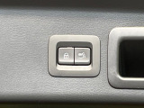 【パワーバックドア】スマートキーや運転席のボタンを押すだけでリアゲートが自動で開閉します!荷物を持っている時や、高い位置にあるバックドアを閉める際に便利な機能です♪