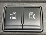 【両側パワースライドドア】スマートキーや運転席のスイッチで後席両側スライドドアの開閉が可能♪電動だから力を入れてドアを開ける必要が無く、小さなお子様でも簡単に開け閉めでき快適です♪