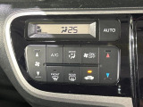 【オートエアコン】一度お好みの温度に設定すれば、車内の温度を検知し風量や温度を自動で調整。暑い&hellip;寒い&hellip;と何度もスイッチ操作をする必要はありません。快適な車内空間には必須の機能ですね♪