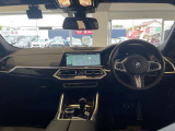 12.3インチメーターパネル+12.3インチセンターディスプレイの&ldquo;BMWライブコックピット&rdquo;。水平基調のデザインが広さを強調し、ブラックレザーとの組み合わせで上質な空間に仕上がっている。