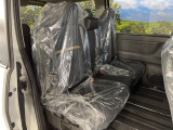 セカンドシートは中央部が可動式となっており、スライドすれば通路スペースが登場!前後の移動がとっても簡単です♪もちろん、8名乗車時も快適な座り心地のシートとなっています♪