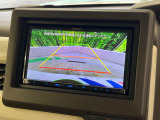 【バックカメラ】駐車時に後方がリアルタイム映像で確認できます。大型商業施設や立体駐車場での駐車時や、夜間のバック時に大活躍!運転スキルに関わらず、今や必須となった装備のひとつです!