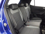 安全性と快適性を追求した、少し硬めのシート。 これは長時間の運転や渋滞などの状況でも、身体の疲労度が少ないことを求めたものです。