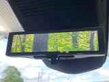 【インテリジェントルームミラー】後席の大きな荷物や同乗者で後方が確認しづらい時でも安心!カメラが撮影した車両後方の映像をルームミラー内に表示。クリアな視界で状況の確認が可能です!