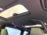 【サンルーフ】開放感たっぷりの希少装備、サンルーフが装着されています!車内に明かりを取り入れたり景色を楽しむ以外にも、車内の空気も簡単に換気できて快適です!