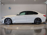 【拘りのFR】BMWが多く採用するFR車。ダイレクトでスポーティな加速感・シャープなハンドリングを実現。縦置きエンジンレイアウトにより、フラットで上質な乗り味です。