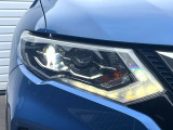 【LEDヘッドライト】悪天候や夜間走行時も良好な視界を確保し安心して運転できる高輝度LEDヘッドライトを装備!点灯速度が早く、消費電力も抑えられています。