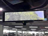 【インテリジェントルームミラー】後席の大きな荷物や同乗者で後方が確認しづらい時でも安心!カメラが撮影した車両後方の映像をルームミラー内に表示。クリアな視界で状況の確認が可能です!