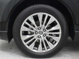 19インチアルミホイール(スーパークロームメタリック塗装)が装着されています。タイヤサイズ225/55R19