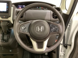 ハンドルにHondaセンシング系のクルーズコントロールやレーンキープアシストなどのスイッチと、オーディオの操作スイッチが装備されています。ハンドルから手を離さず安全に操作できます。