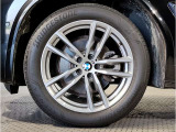 【BMWアロイホイル】軽量かつ強度に拘ったアロイホイル。走行性能ポテンシャルを引き出す設計。車の足元を引き締めてくれる大きなポイントはアロイホイルです。