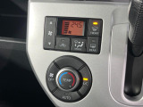 【オートエアコン】一度お好みの温度に設定すれば、車内の温度を検知し風量や温度を自動で調整。暑い&hellip;寒い&hellip;と何度もスイッチ操作をする必要はありません。快適な車内空間には必須の機能ですね♪