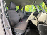 運転席まわりには十分なスペースがあり、大柄な方でもゆったり運転していただける環境です。